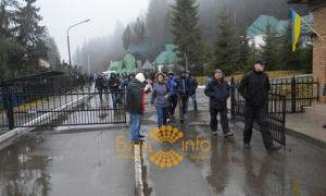 Резиденцію Януковича у Карпатах відкрили для екскурсій