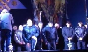 Львівський «Беркут» на колінах вибачився перед людьми за вбивства на Майдані