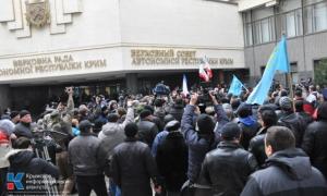 Під Верховною Радою Криму татари скандують «Слава Україні!» Пряма трансляція