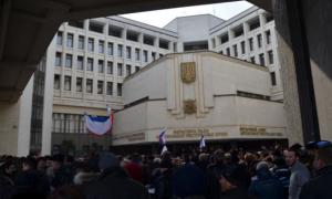 Кримські татари відігнали від парламенту проросійських мітингарів і пішли формувати самооборону