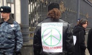 На антивоєнному мітингу в Москві поліція затримує людей