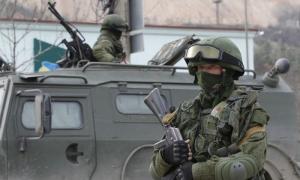У Керчі прикордонники працюють під дулами автоматів