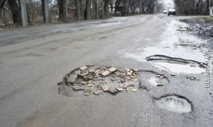 Деякі луцькі вулиці мешканці латають цеглою