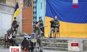 Чтобы поднять боевой дух, украинские морпехи устроили концерт в части