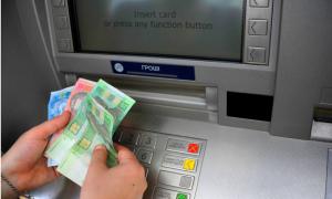 Черги перед банкоматами в Криму ростуть, а машини з грошима на півострів не пускають