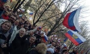 Ко входу к СБУ Донецка подогнали машины, на крыше которых аудио-техника 