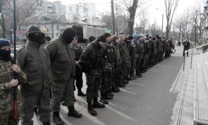 Люди в масках оточили офіс «Інтера» та вимагають вибачення перед народом