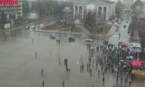 Люди собиратся на пророссийский митинг в центре Донецка