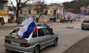 По Севастополю  проехала колонна байкеров под андреевским флагом
