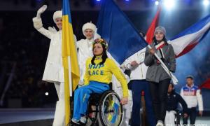 На закриття Паралімпіади не хотіли пускати спортсменку з України з написом «мир» на футболці