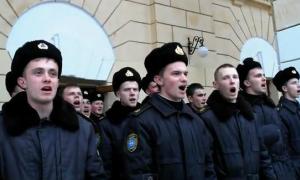 У Криму під час підняття російського прапора курсанти заспівали гімн України