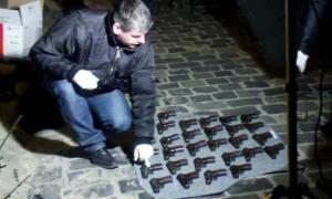 Біля смітника у Львові виявили мішки зі зброєю