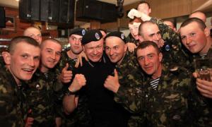 Сашко Положинський розважив морпіхів з Феодосії у пабі