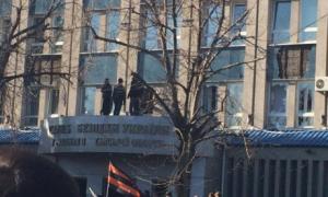 Внаслідок безладів у Луганську постраждав міліціонер і мітингувальниця