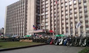 Сепаратисти укріплюють барикади під Донецькою облрадою
