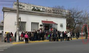 Чимало кримчан вистоюють довгі черги, щоб зберегти українське громадянство