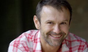 Вакарчук написав нову пісню і згадав, як він співав із холодильника