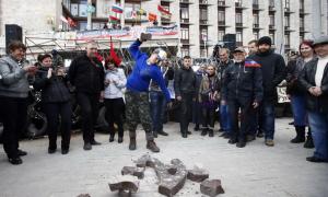 У Донецьку сепаратисти зняли герб України із будівлі ОДА