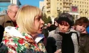 Міліція затримала агресивну жінку, яка ногами добивала майданівців у Харкові