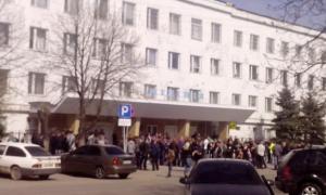 У Стаханові місцеві жителі захищають відділок міліції від штурму сепаратистів