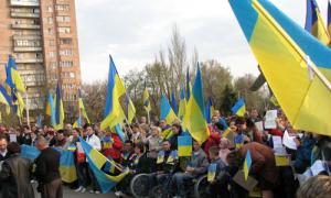 В Краматорську рашисти намагалися зірвати тисячний проукраїнський мітинг. Та їм не вдалося. Відео