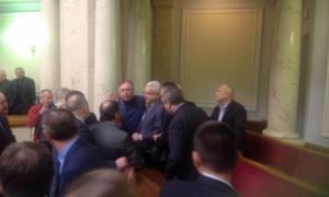 Депутати вигнали із зали засідань регіонала Олійника
