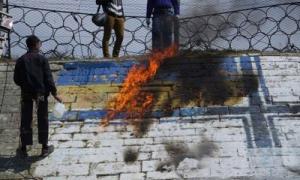 В Севастополі здирають та випалюють українські прапори