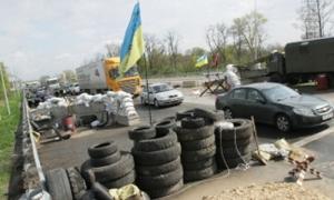 Під Києвом на трасі роблять блокпости та стягують БТРи