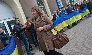 Жителі Донецька стали на захист українського прапора