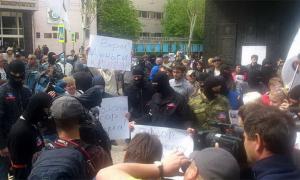 В Донецке сепаратисты пикетируют офис Приватбанка