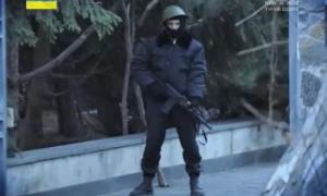 Царьов живе за високим муром, а його бойовики час від часу стріляють по рибалках