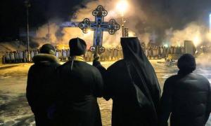 В ЛУГАНСКЕ ЦЕРКОВЬ БЬЁТ В КОЛОКОЛА, ПРИЗЫВАЯ  ВЫСТУПИТЬ ПРОТИВ ДЬЯВОЛЬСЬКОГО НАШЕСТВИЯ РУССКОГО ФАШИЗМА !