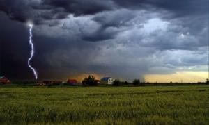 Червень в Україні буде прохолодним і з сильними зливами та шквалами