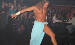 Чоловіка Корольової станцював стриптиз при дітях