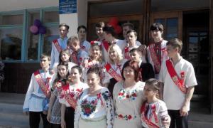 Випускники гімназії у Севастополі зустріли свято останнього дзвоника в українських вишиванках