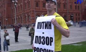 Натовп росіян накинувся на мітингувальника проти Путіна (відео)