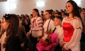 Випускники єдиної країнської гімназії у Криму прийшли на останній дзвоник у вишиванках