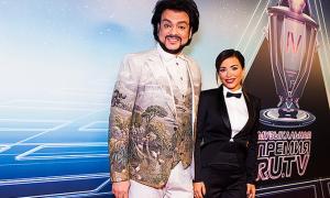 Поки наші солдати гинуть за Україну, Лорак отримує в Росії самовари