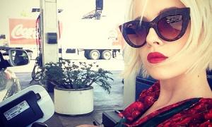 Міка Ньютон відрізала волосся, а на нову пісню так і не розжилася