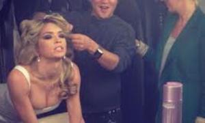 Брежнєва дала фанатці помацати її груди, щоб довести, що вони справжні