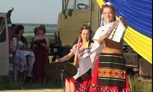 Солдатам АТО влаштували концерт серед поля