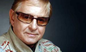 Виктюк — жителям Донбасса: Вы живете вне Бога. На секунду выключите все российские телеканалы