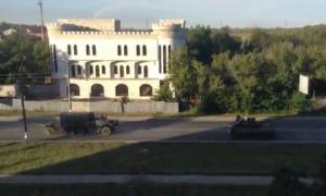 Від російського кордону до Луганська їде колона танків, БТРів та вантажівок (відео)