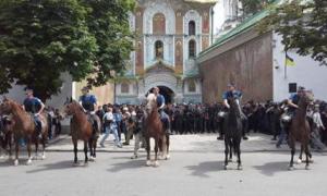 У столиці під Лаврою зібралися прихильники «руського миру»