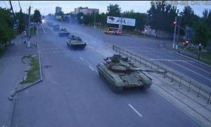 Луганськом вранці проїхали танки і військові вантажівки