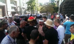 Під Радою побилися майданівці — з’ясовували, хто з них більший герой