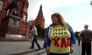 Пісеньку про Путіна наважилися заспівати під самісіньким Кремлем (відео)