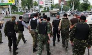 Донецьк поки живе у звичному режимі, терористи ходять невеликими групами