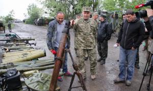 Міністр оборони показав арсенал російської зброї терористів