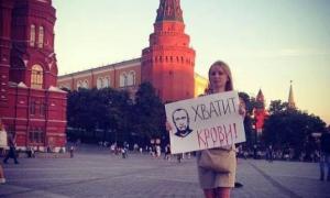Редактор сайту "Ехо Москви" вийшла на одиночний пікет до Кремля